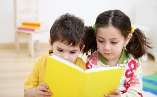 chlapec s dívkou čtou knihu