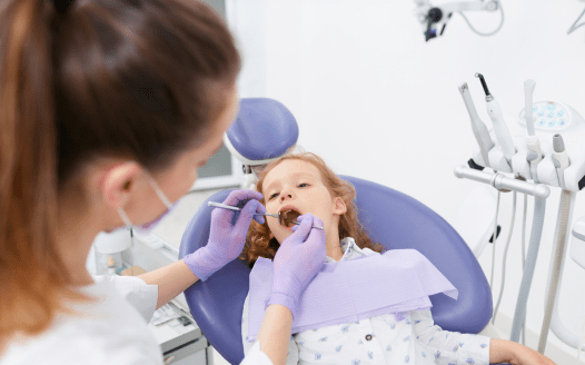 dívka při zubním ošetření