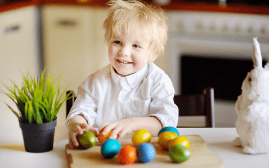 chlapec s velikonočními vajíčky